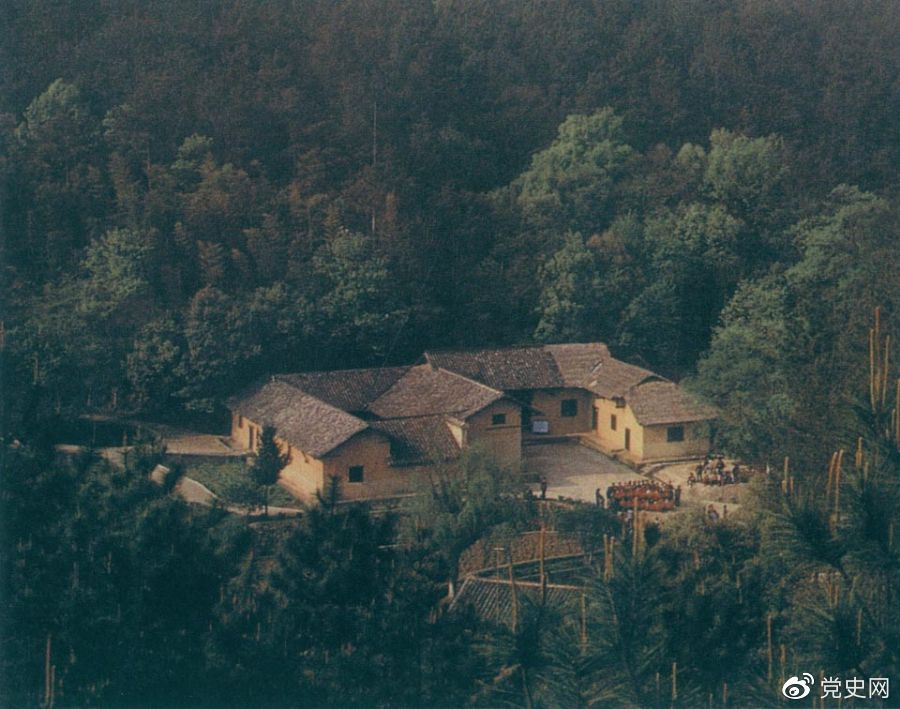 毛澤東故居——湖南省湘潭縣韶山?jīng)_上屋場。1893年12月26日，毛澤東在這里誕生。