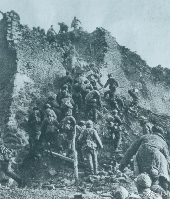 1948年12月，人民解放軍向新保安守敵發(fā)起攻擊。這是解放軍戰(zhàn)士登上新保安城頭。 